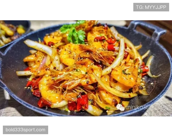 施洋训练完直接啃生鸡胸肉，这自律看得我饭都吃不香了